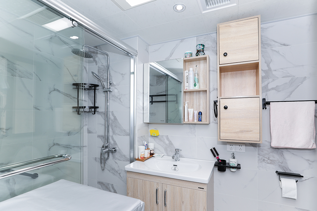 将洗衣机设置于卫生间，更好的分离“湿”空间，淋浴间设置玻璃门，使各项功能互不干扰。