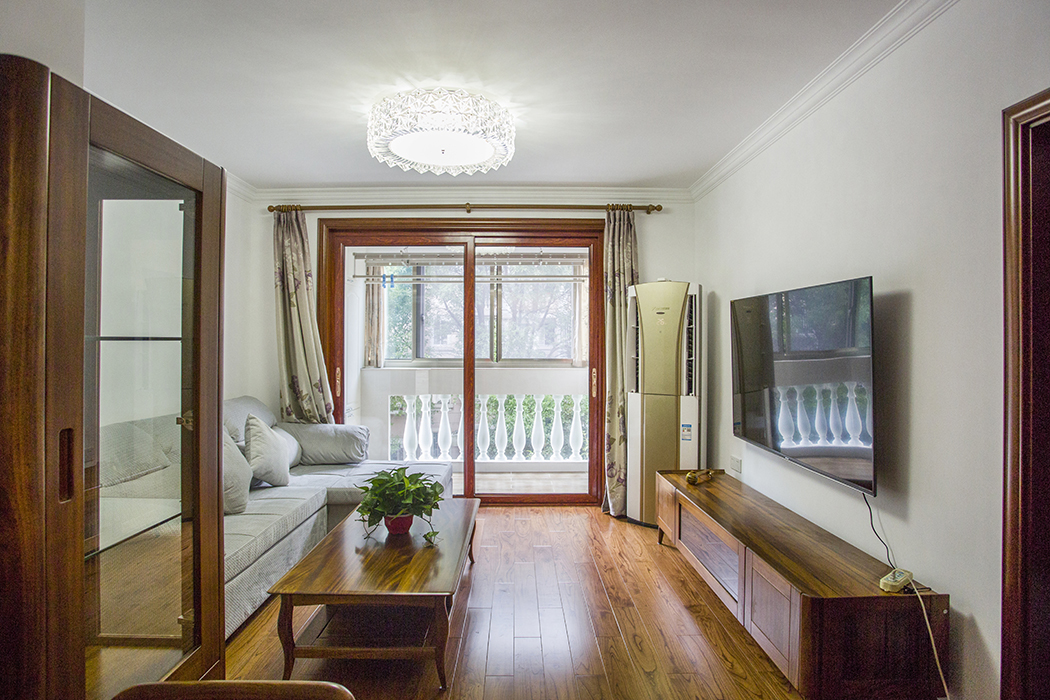浅色系的沙发，木质家具搭配一株绿色植物，传递简单舒适的气息，在米白色光线的映衬下，呈现出雅致浪漫的韵味。
