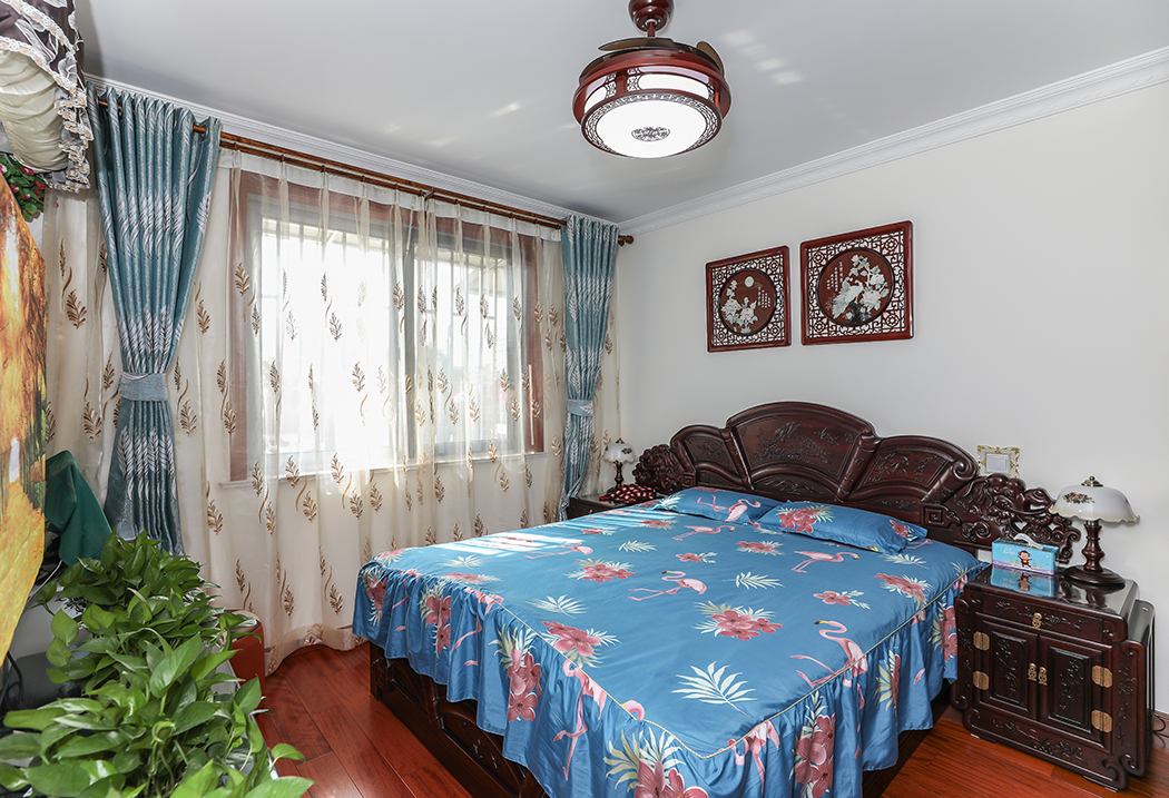 主卧室墙面使用浅浅的黄色，配上大气稳重的红木家具，古色古味，让人神清气爽。
