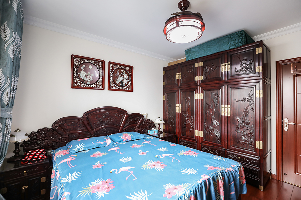 主卧室墙面使用浅浅的黄色，配上大气稳重的红木家具，古色古味，让人神清气爽。
