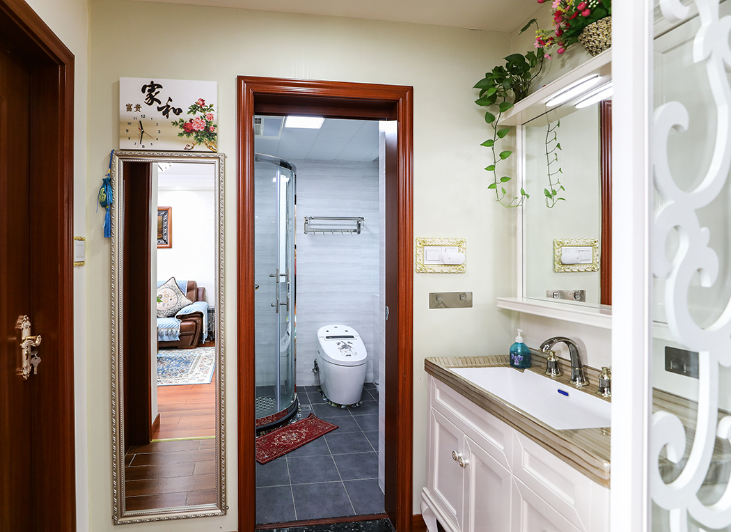 卫生间的设计理念采用干湿分区的方式，玻璃中间夹木制屏风隔断让空间变得活泼起来， 黑色的地砖耐脏耐用！
