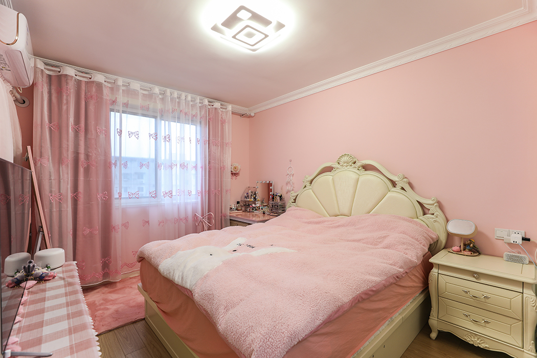 主卧整体采用粉色来装饰体现出女主的内心室很温柔，粉色的气息就像浪漫的公主房一样，搭配上优雅美观的卧室家居不仅配合粉嫩甜美的气氛，而且兼顾使用收纳性能

