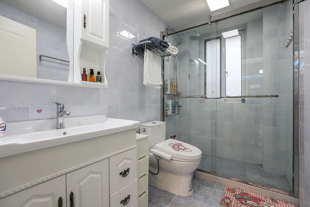 改造后的卫生间明亮简洁，干湿分离，安全方便，采用智能卫浴，引领洗浴生活新方式
