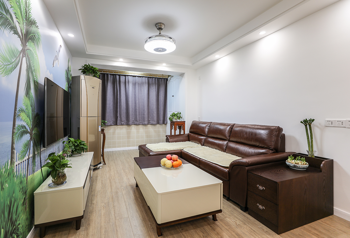 好霸气的深褐色皮沙发，搭配黑白色家具，保证颜色简单协调统一。 
