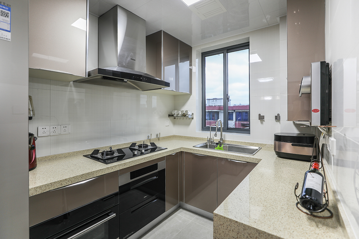 厨房空间比较小，利用玄关空间提升整体视觉效果，采用精钢板饰面方便打理。