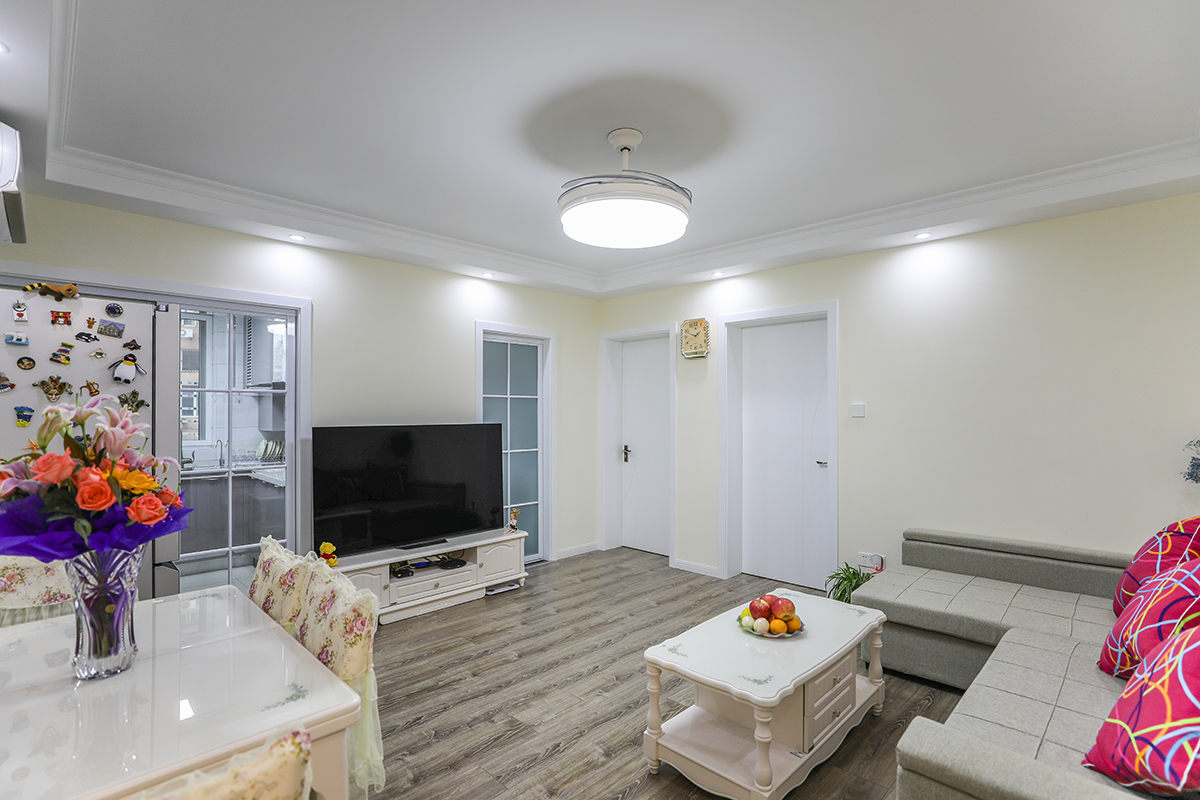 白色门套为主色调，用米黄色涂料做墙面，灰颜色的地板，给人一种温馨舒适的感觉，让人有一种很柔软舒适的空间，在加一简约的家具，布艺沙发为主，柔软质地也好，档次也高。
