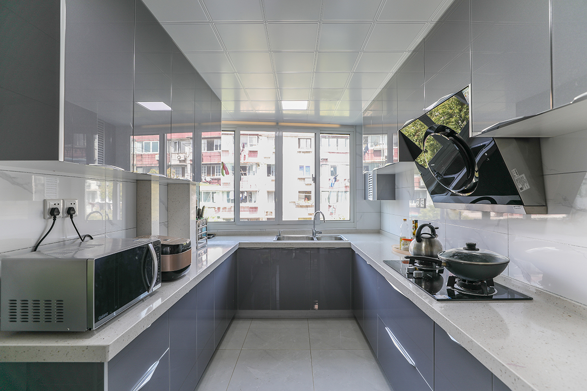 厨房灰色的门板搭配淡色的台面，干净清爽。U型料理台，大大的增加了储物空间。
