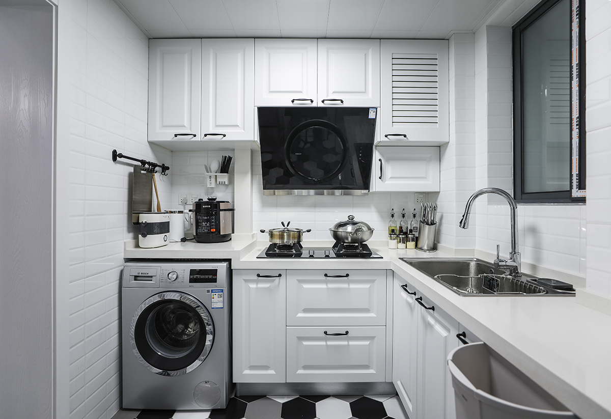 厨房有限的空间内紧凑的布置各种橱柜电器
