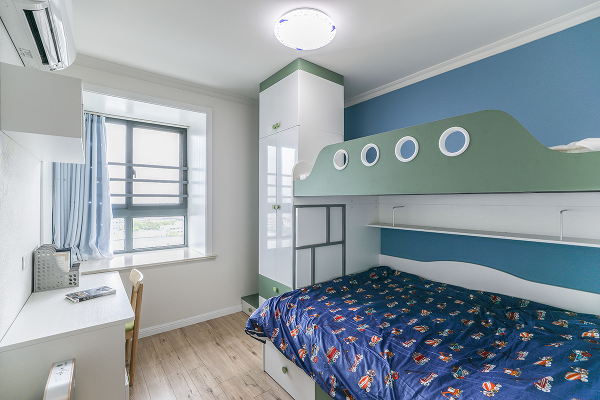 儿童房大面积的飘窗和湖蓝色的背景墙面，让房间十分通透，家里无论是一个小孩还是两个小孩，小朋友都觉得上下床更有趣味性。
