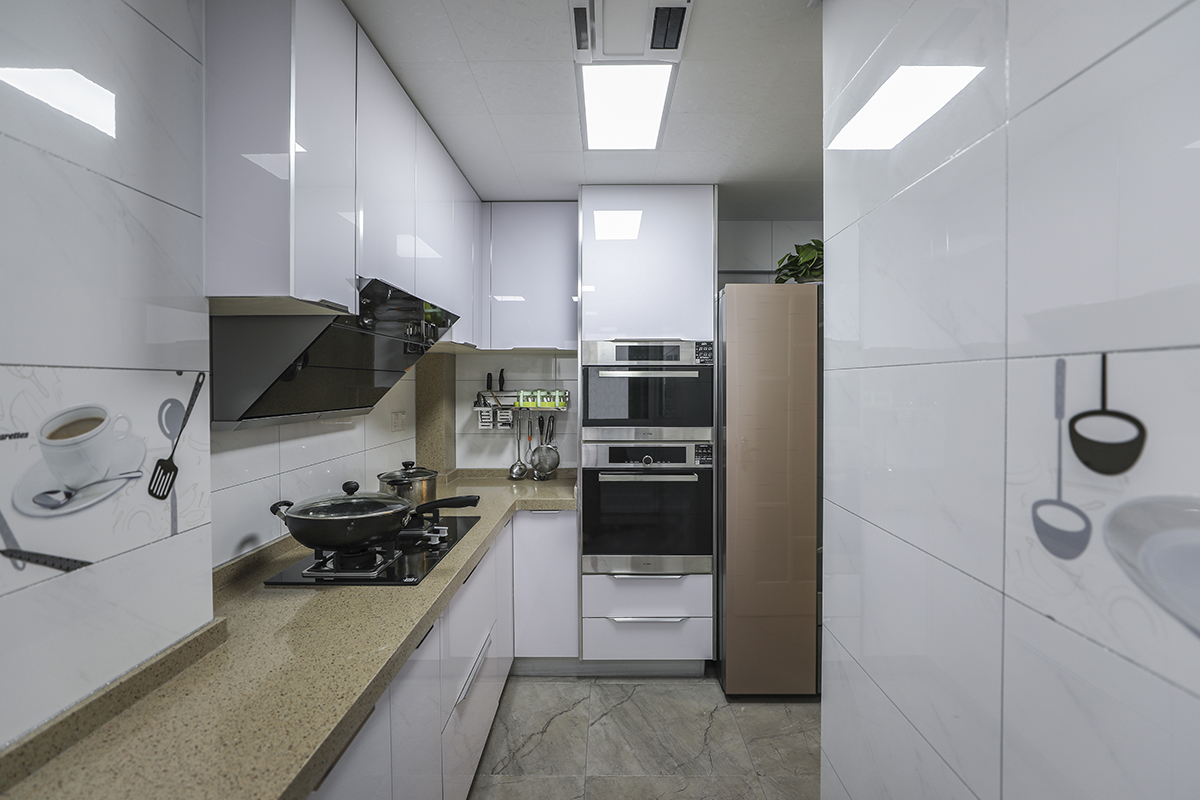 厨房间的设计风格沿用整体的现代简约的理念，采用了非常直接实用的隐形精钢板作为主体，简约的同时又便于打理。搭配浅白色的瓷砖，让整个厨房变得非常有立体感。
