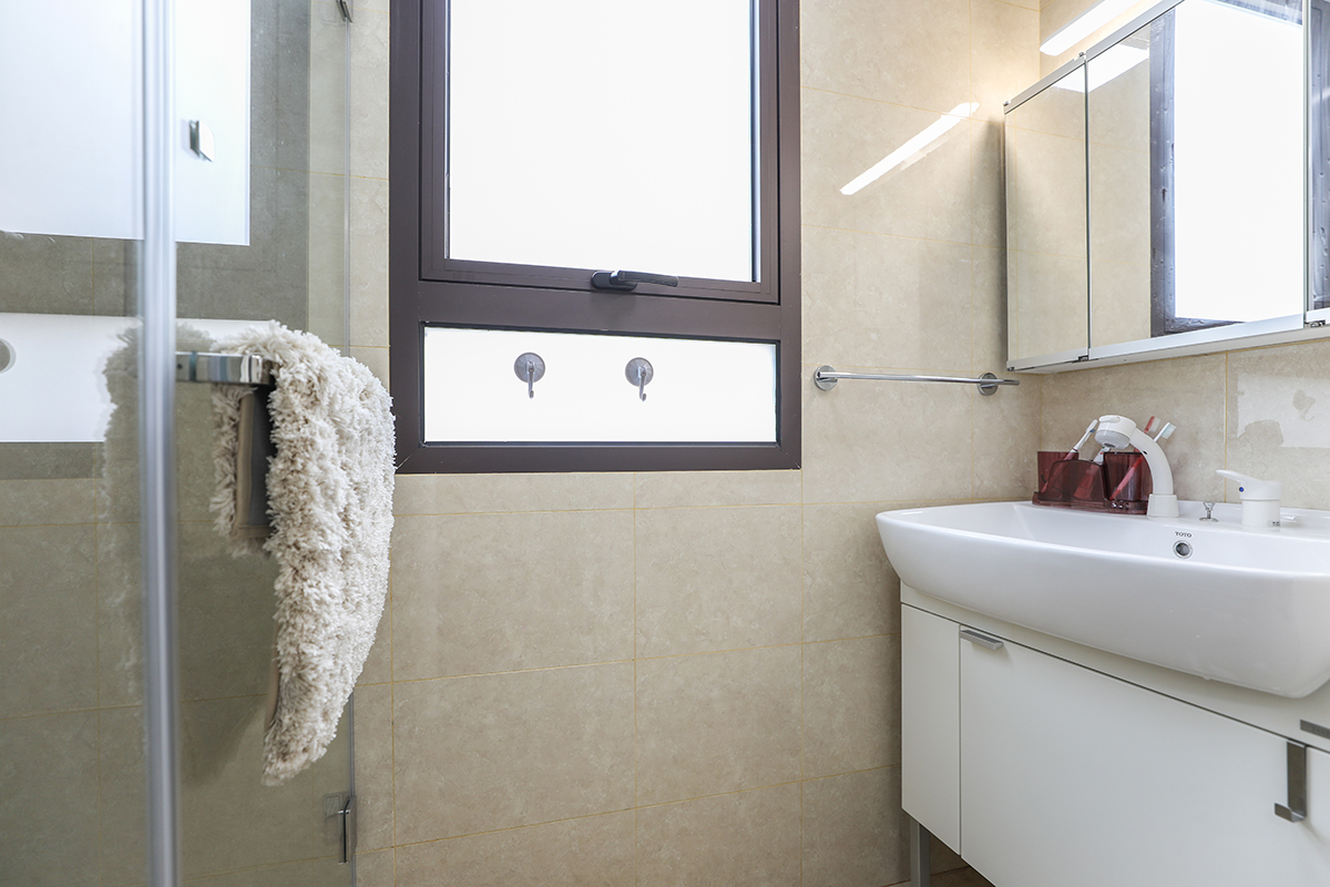因为客户在一楼，两个卫生间做了干湿分离，以米色的墙砖为主，整个卫生间更温暖。
