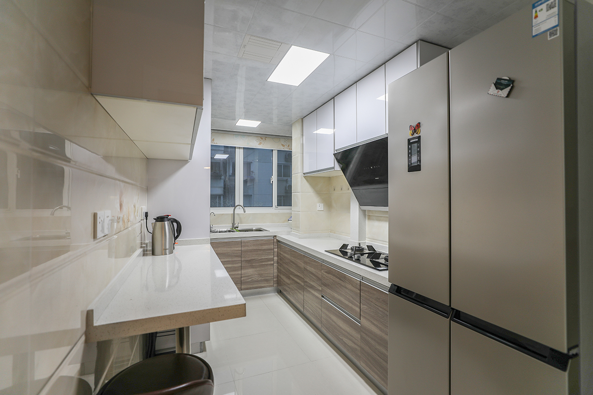 厨房定制橱柜选用亚克力门板，拼色搭配，下深上浅更为稳重。顶面地面白色为主。吧台增加了操作空间，足够的用餐空间使得日常的家具生活更为便捷。
