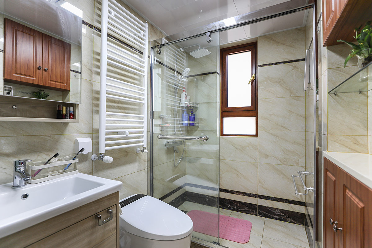主卫瓷砖的拼接搭配层次分明，整体协调，不单一。公卫干湿分区，合理的利用空间，真正做到干湿分离，淋浴，入厕，洗漱划分，即使三代人同时使用也不影响。
