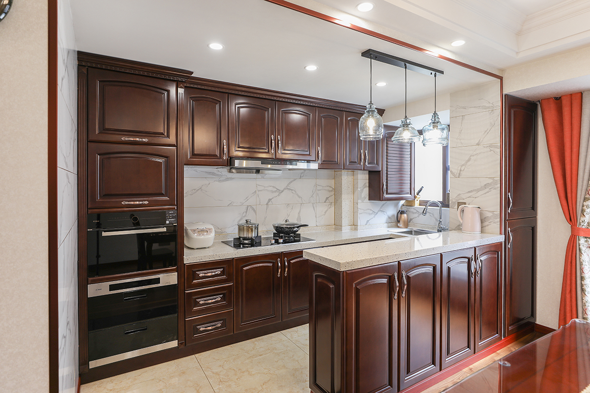 厨房采用实木门板，敞开式厨房利用吧台来和餐厅做个区分，增加空间感。
