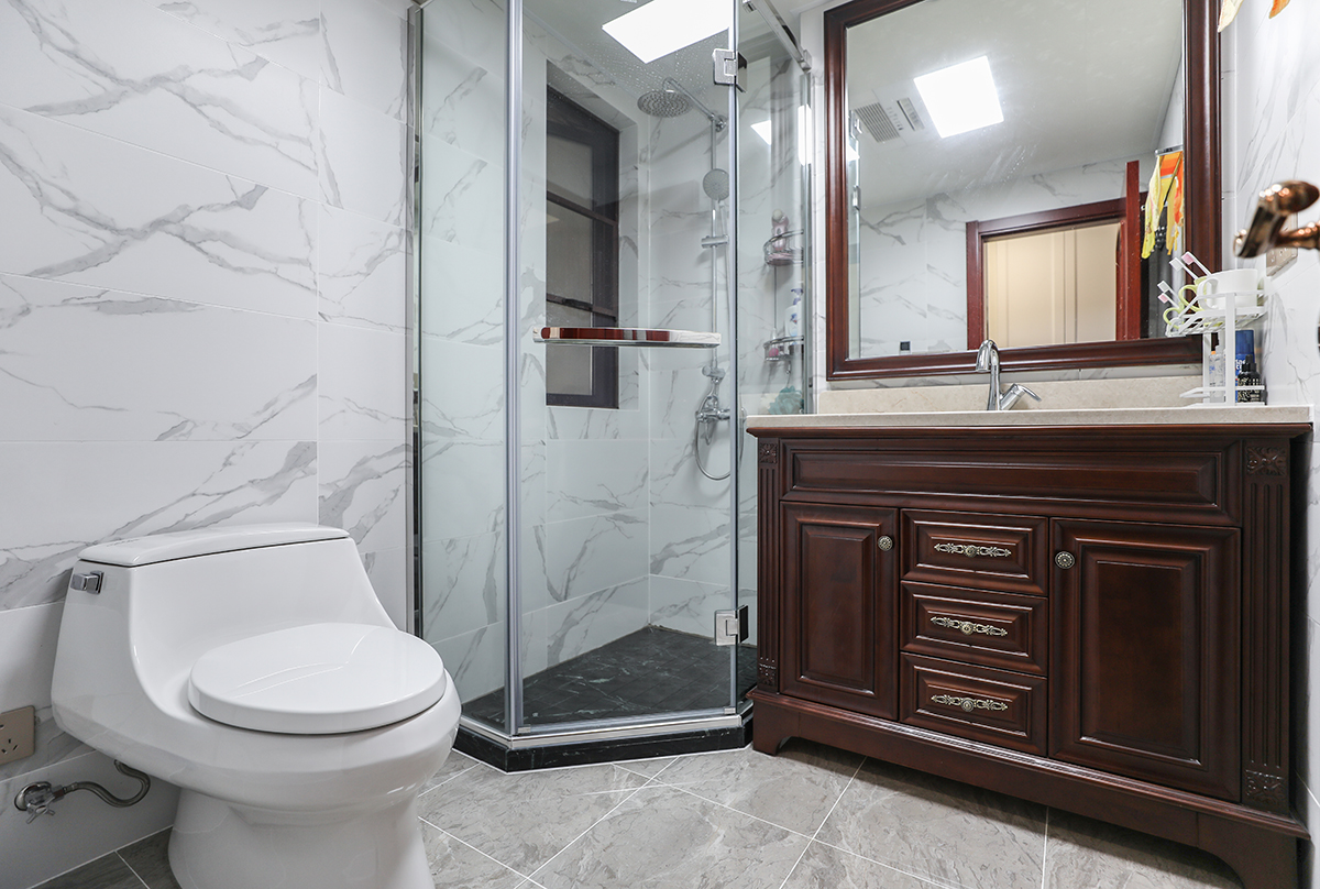 卫生间采用实木台盆柜，白色墙面灰色地面搭配得当。