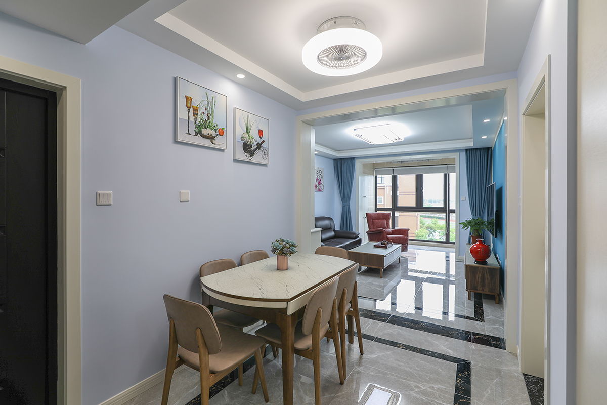 客厅以蓝色调为主配以深色的家具形成鲜明的颜色对比
