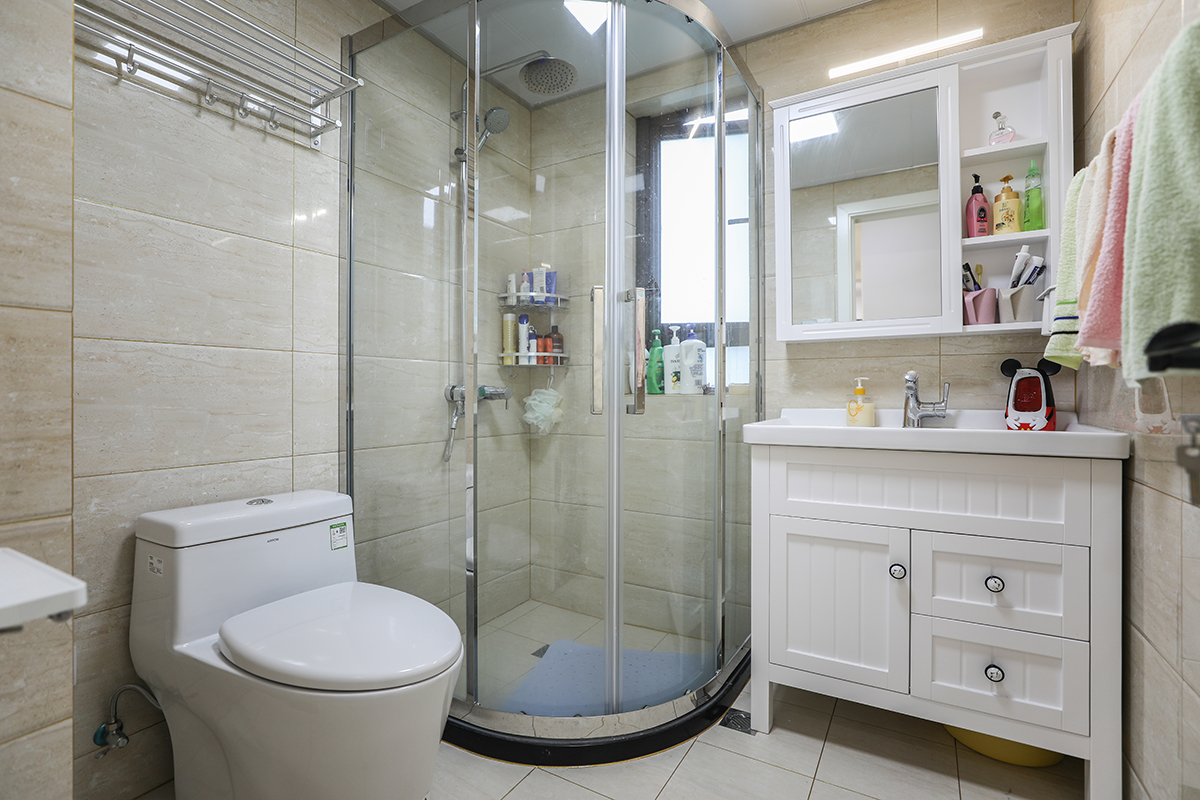 卫生间采用弧形淋浴房节省了空间，三角形布局最大化利用了空间，让卫生间小儿不拥挤，小身材大容量。

