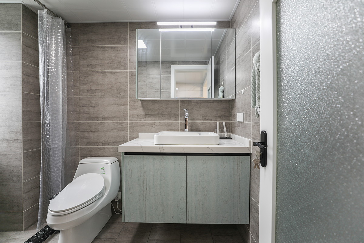 卫生间灰色的瓷砖简洁干净。
