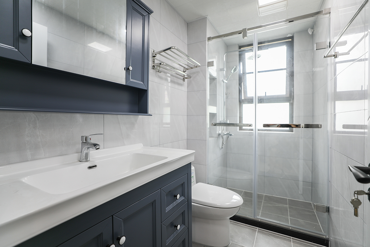 卫生间采用淡灰色墙砖配深灰色地砖的对比做法，大大的提升空间视觉感。淋浴房壁龛既实用又美观。
