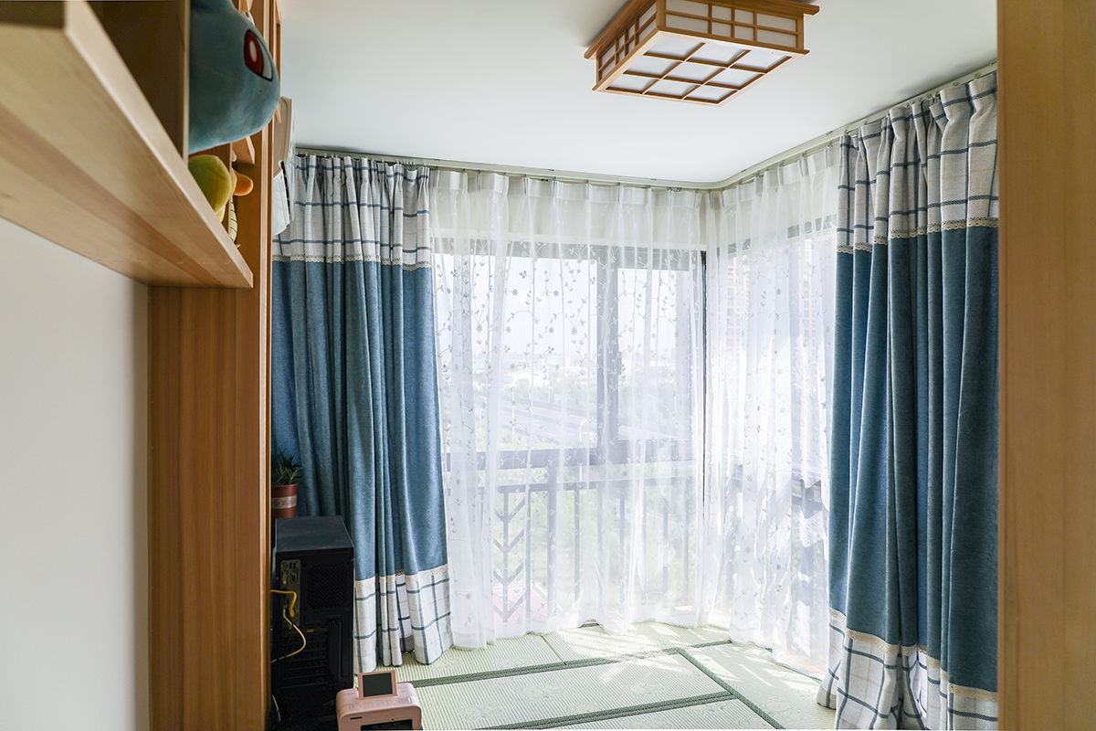 北房间是做整屋的榻榻米，客户比较喜欢日式的，整个房间做榻榻米，空间利用上比较多元化。和整体风格比较统一。
