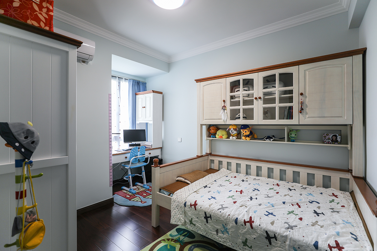 儿童房：由于建筑设计的原因，儿童房在这个空间显得有些狭小，最终考虑到功能性和实用性，还是使用高低床的设计效果，窗帘和墙面的呼应，
