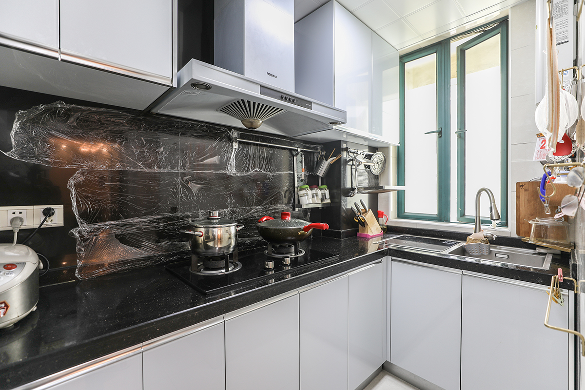 厨房黑白简单的配色，永远是那么的经典，既实用又有美观，L型橱柜也大大的解决了储物问题。
