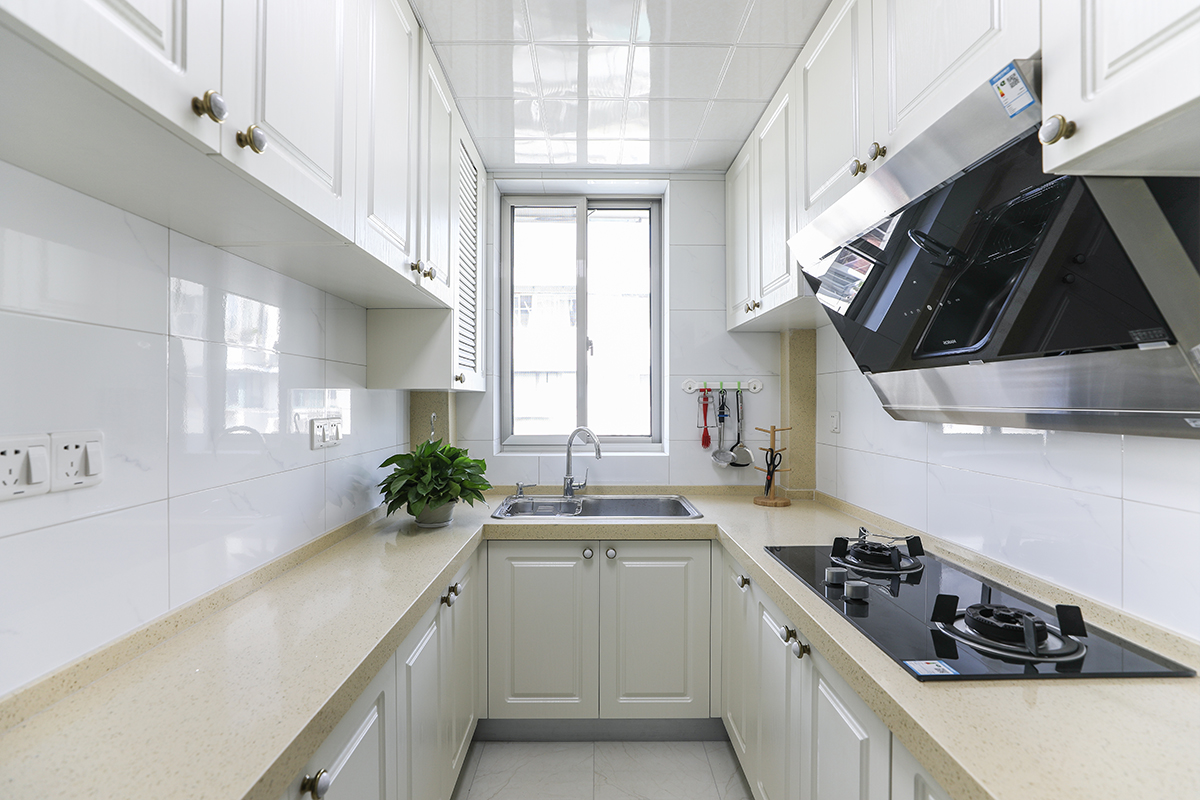 厨房整体白色系为主，增加餐厅的采光外，更是显得空间干净整洁
