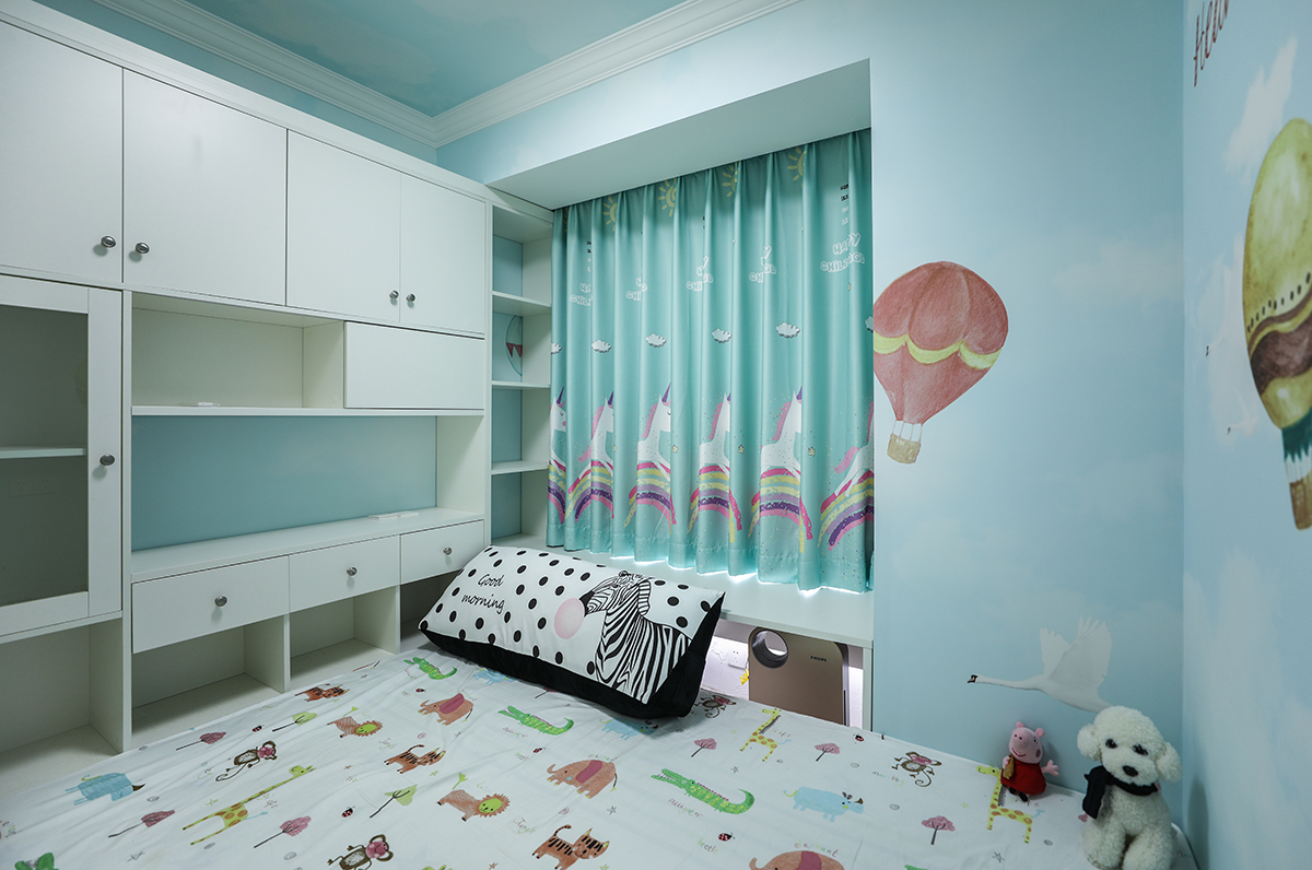 次卧是儿童房，整个房间的颜色和壁纸充满了童真，梦幻。
