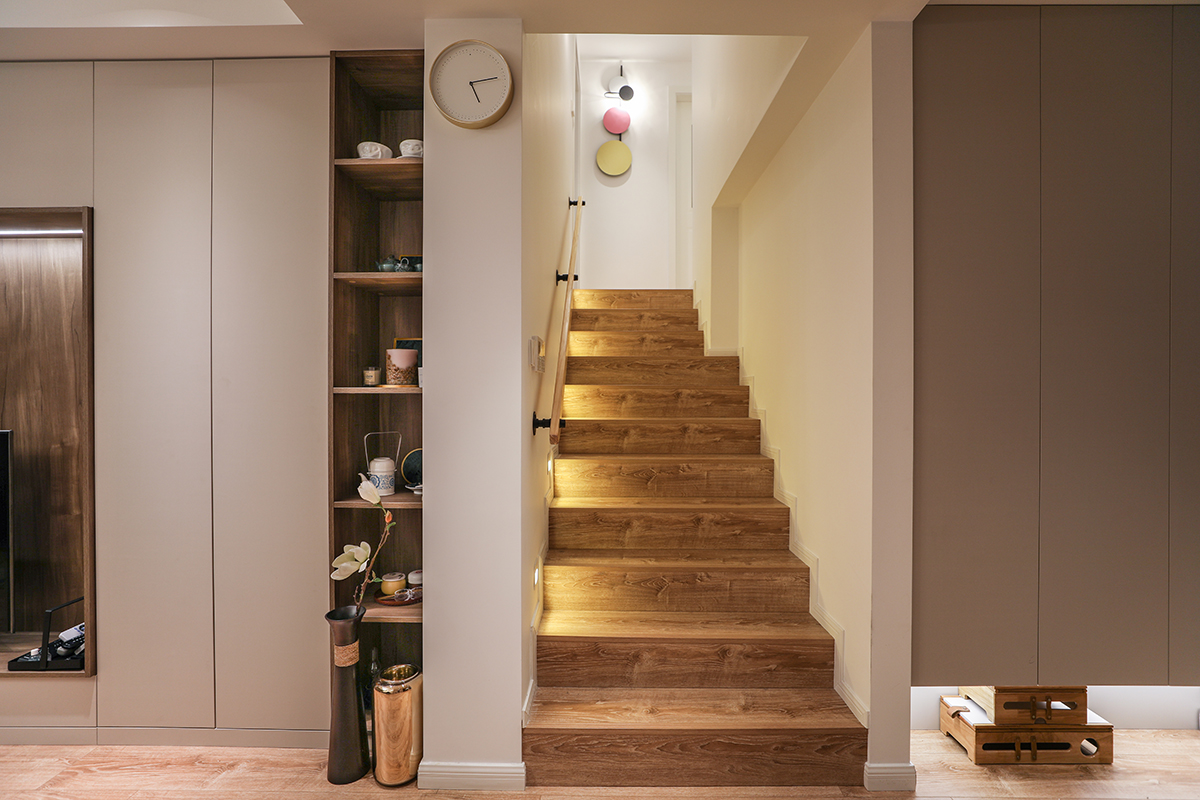 进门楼梯的设计采用踏步灯光补充设计，采用地面地板的铺贴方式，整体比较的协调和视觉体验，使得格调非常的新颖，整体格调非常的简单大气。
