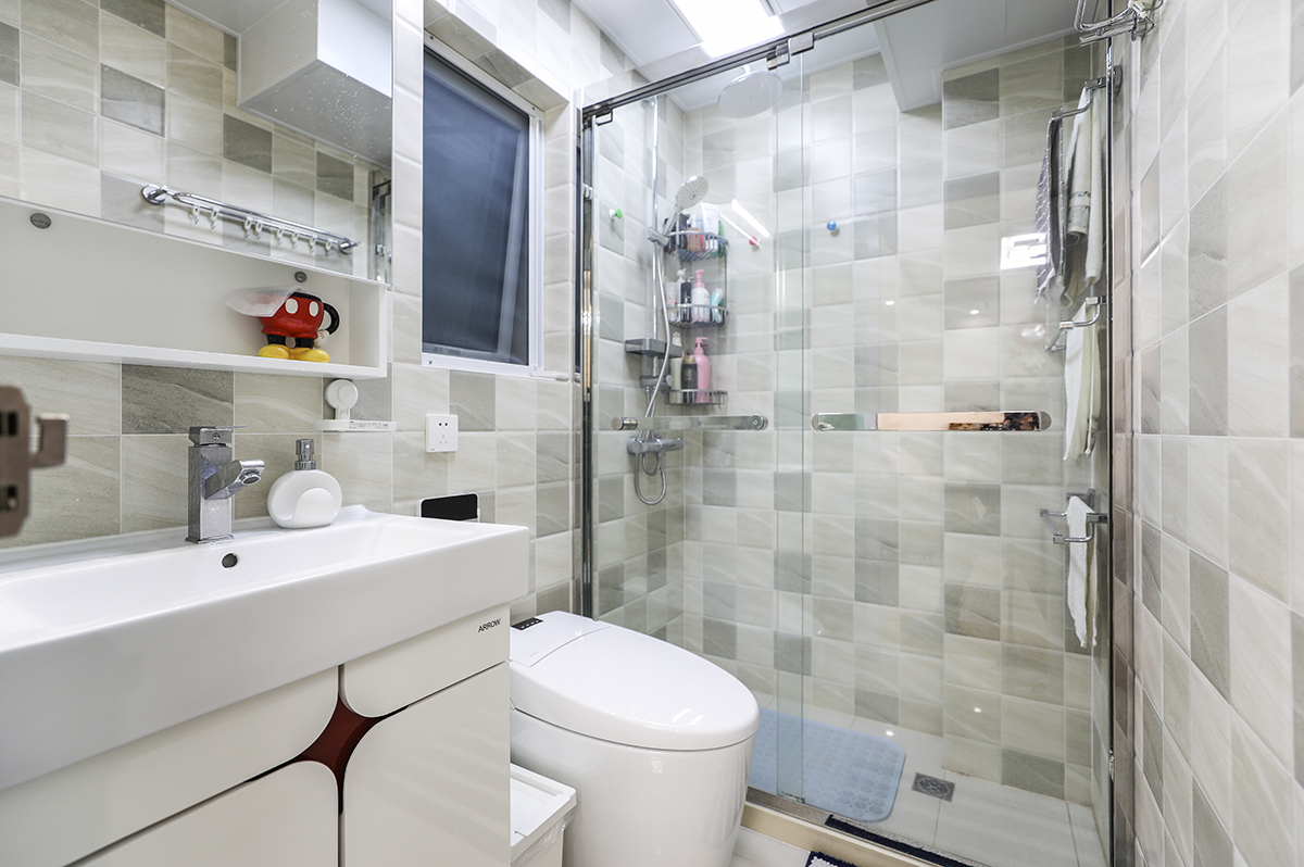 在这个被精心设计的小小空间里，独立的淋浴间空间足够宽敞让洗浴更舒适，打造理性而平静的卫浴空间，是一种对生活的态度。