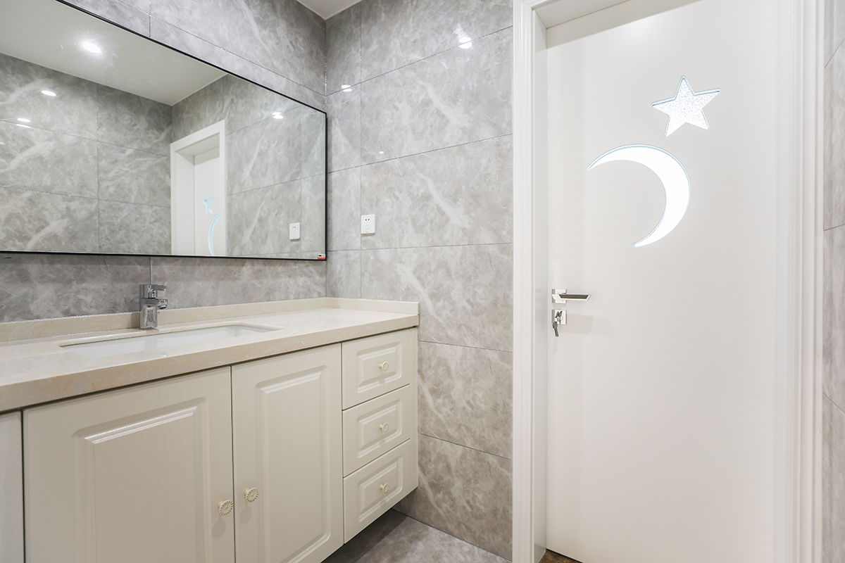 卫生间：为了引光线到干区，淋浴房采用浴帘设置，既保证了干湿分离，又不隔断光线。地砖的颜色运用让小空间在视觉上变得更大，收纳设计则扩大了储物空间，保证浴室整洁度。