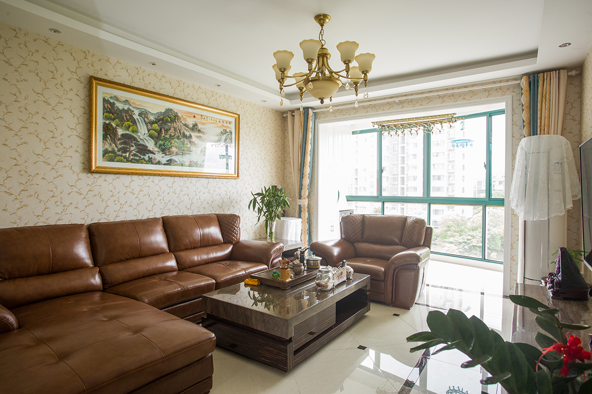 客厅：客厅的米色吊灯使整个空间的光线变得更为柔和；米黄色墙纸的设计增加了天然感，棕色的沙发因为背后的风景画调和出活力，配饰的搭配更是体现出了自在。
