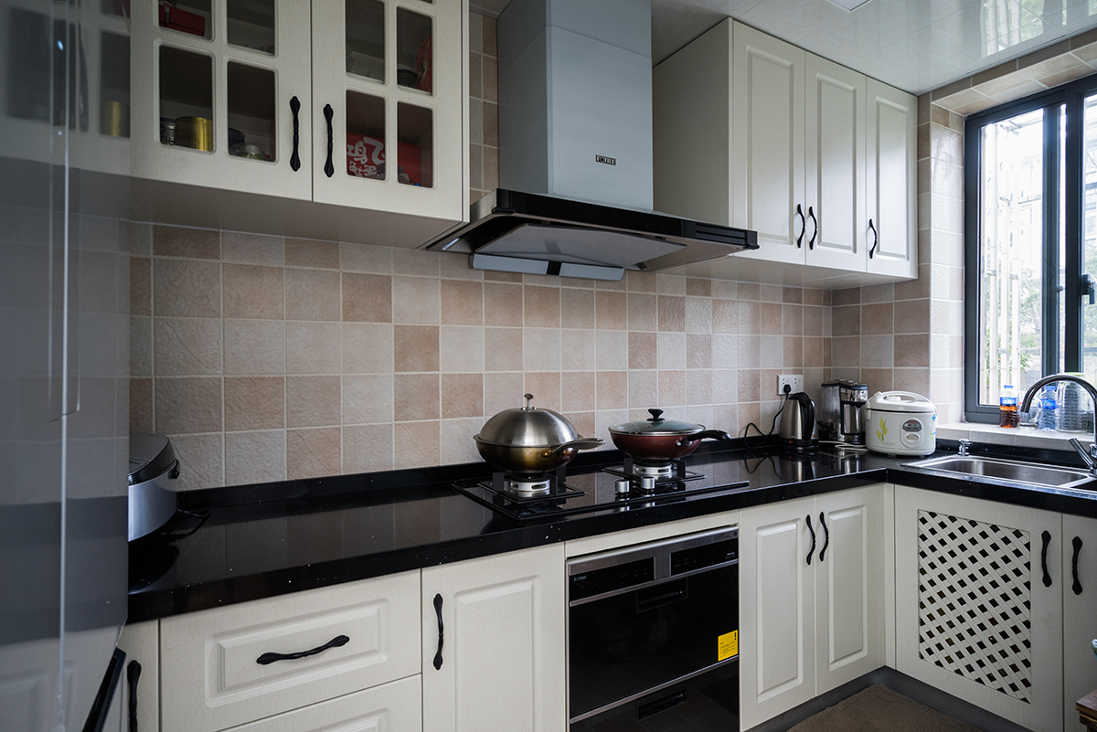 厨房：厨房U型的设计让功能分区更为明显，黑色的台面搭配白色的柜子更具美学价值，黄色格子小砖与之形成色彩反差，更有动律。
