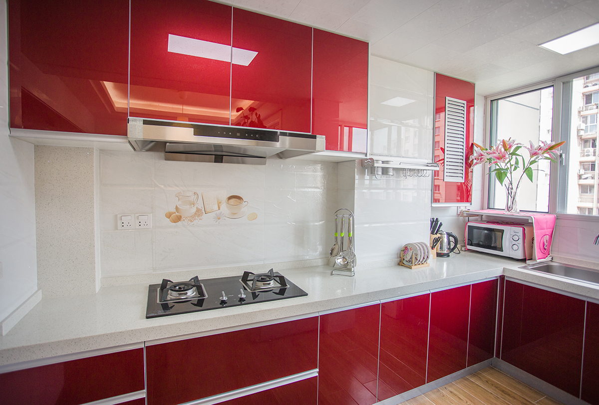 厨房：厨房间的设计风格沿用整体的现代简约的理念，采用了非常直接实用的隐形精钢板作为主体，简约的同时又便于打理。红色+白色，让整个厨房变得非常有立体感。

