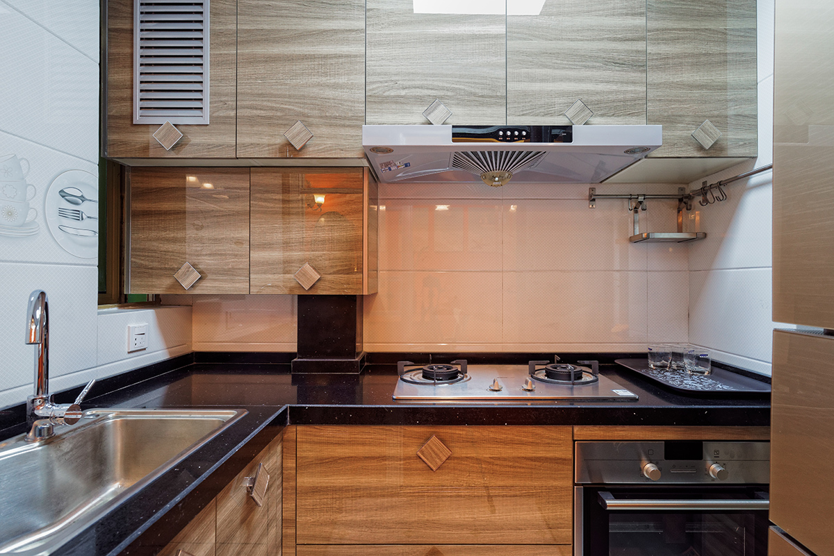 厨房：厨房间简单大气，客户很会生活，为了生活方便打理简单，也为了色彩搭配，选择了黑白灰的经典装饰。
