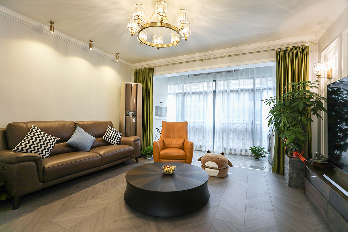深色皮质三人沙发搭配亮黄色单人沙发让人眼前一亮！进口成品实木家具的质感体现了业主对生活的追求！客厅鱼骨拼地板体现了业主的个性。
