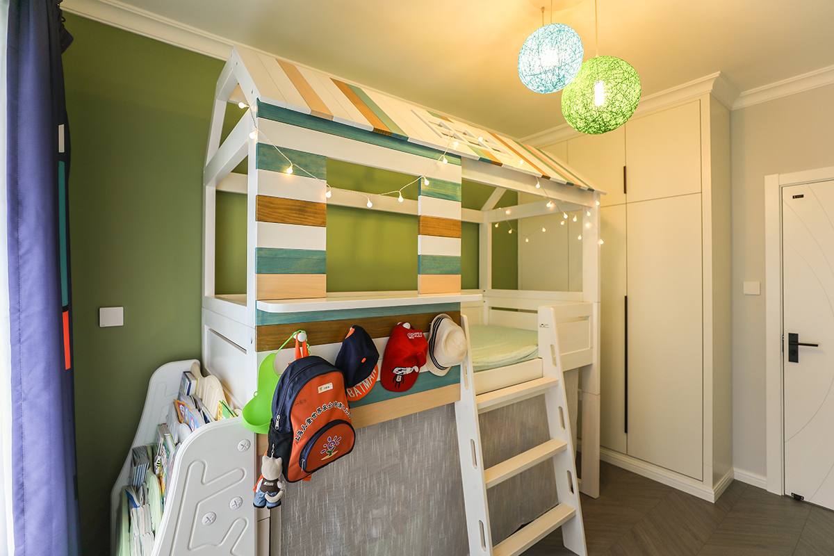 儿童房局部墙体选用了草绿色作为点缀，同时吊灯加以呼应。高低床的布置体现出来满满的童趣，同时也空出了很大的活动空间供小孩玩耍。

