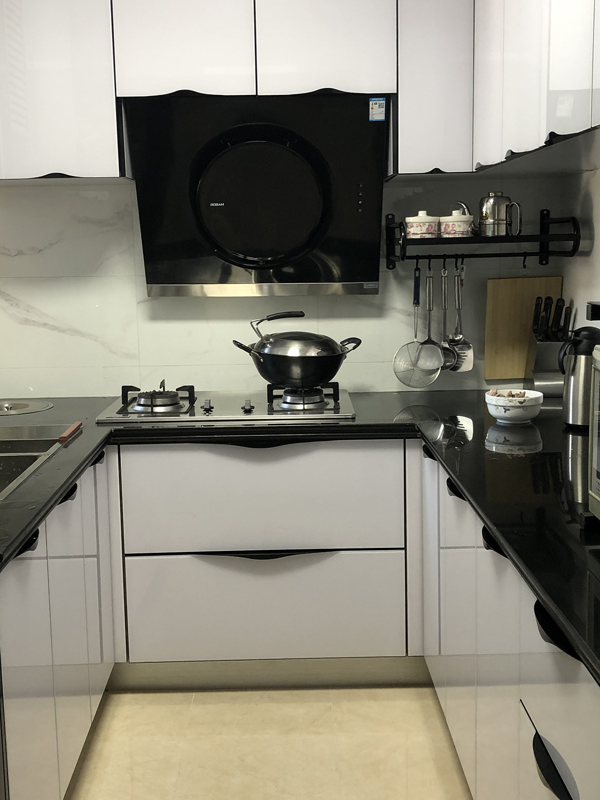 厨房采用U字形台面，操作平台的高度根据主人最舒适的高度设计，颜色色彩简洁、干净。
