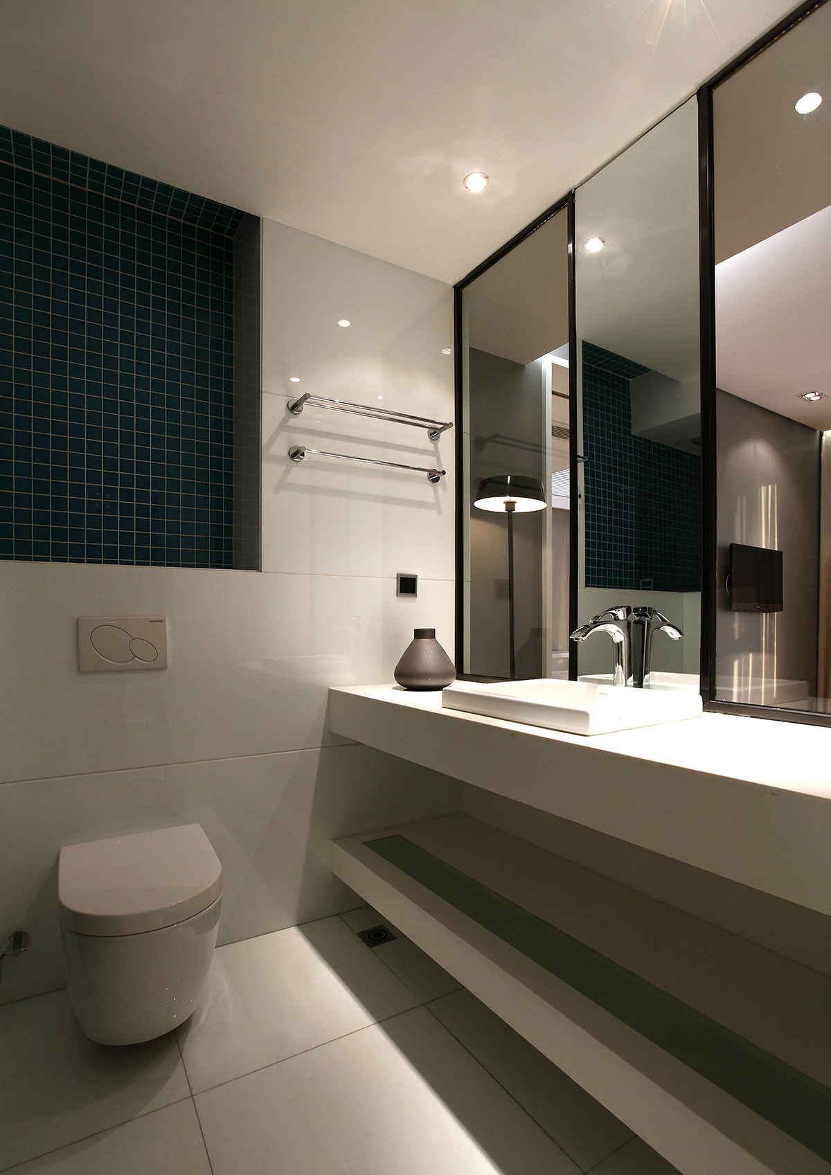 卫生间瓷砖选择上也是简约为主，大气且时尚。
