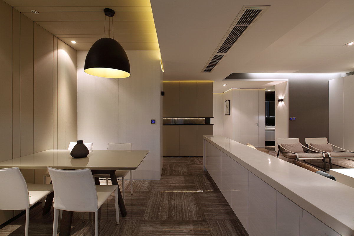 厨房操作平台的高度根据主人最舒适的高度设计，颜色色彩简洁、干净。
