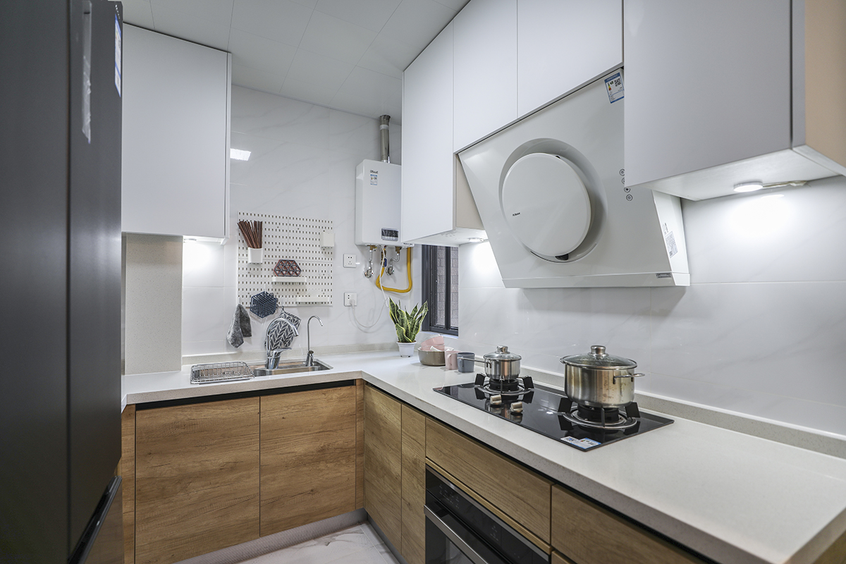 厨房操作平台的高度根据主人最舒适的高度设计，颜色色彩简洁、干净。
