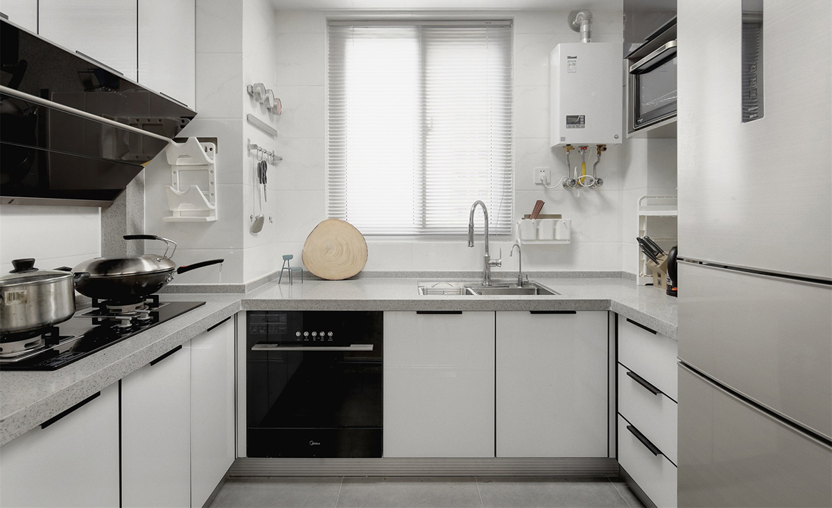 厨房是专业厂家定制的亚克力门板橱柜，搭配乳白色石英石，干净利落。

