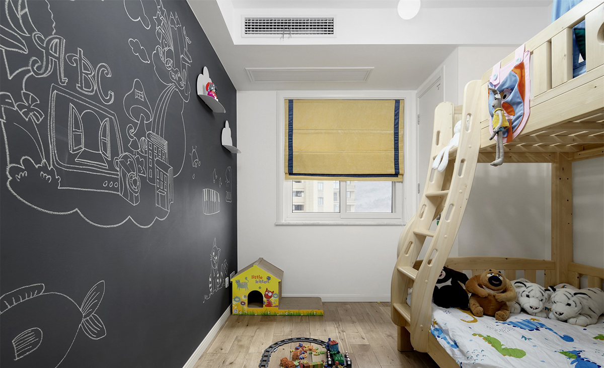 儿童房做大面积黑板墙，满足小朋友奇思妙想的同时也防止了他到处乱涂乱画。
