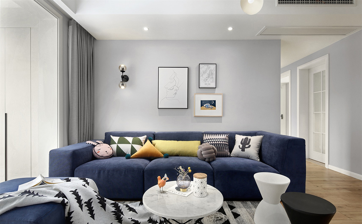 客厅以灰色墙面搭配原木色地板，简约的背景墙设计，看起来干净清爽，同时搭配撞色系的蓝色沙发，局部亮色点缀，起到画龙点睛的作用。
